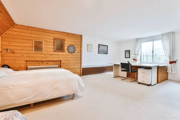 현대식 및 빈티지 가구가 있는 침실 — 스톡 사진