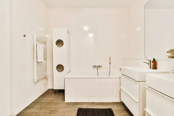 Wnętrze minimalistycznej toalety — Zdjęcie stockowe