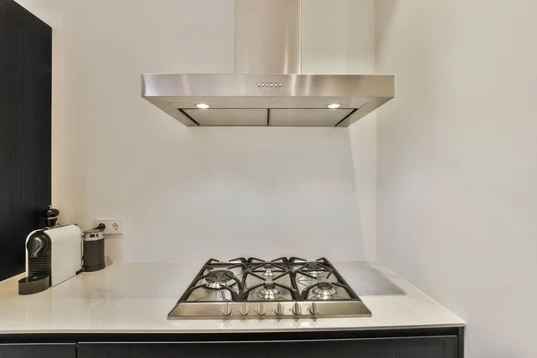 Moderna stufa e cappa nella cucina di casa — Foto Stock