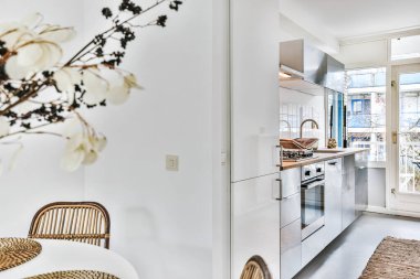 Hasır sandalyeli ve masalı modern odanın zarif iç mekanı.