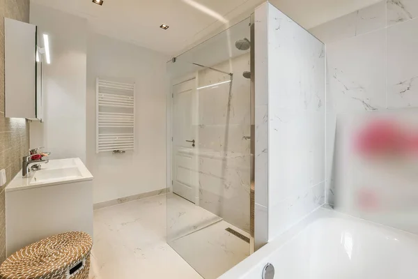 Elegante banheiro branco design de interiores — Fotografia de Stock