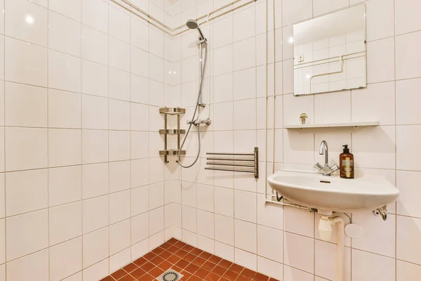 Grifo de ducha en baño de azulejos —  Fotos de Stock