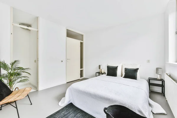 ห้องนอนสีขาวในอพาร์ตเมนต์สไตล์เรียบง่าย — ภาพถ่ายสต็อก