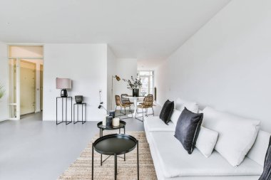 Şık tasarımı olan bir oturma odası.