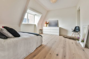 Minimalist tarzda aydınlatılmış yatak odası