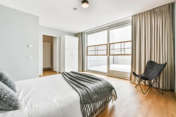 Dormitorio de estilo minimalista en casa —  Fotos de Stock
