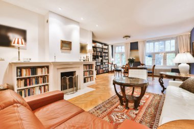 Şömineli zarif bir oturma odası.