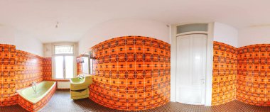 Mozaik fayanslı eski moda banyo.