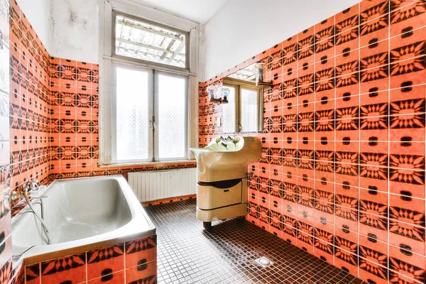 Ванная комната с яркой плиткой в старой квартире — стоковое фото