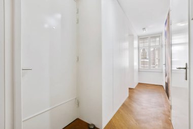 Modern dairede beyaz dar koridor