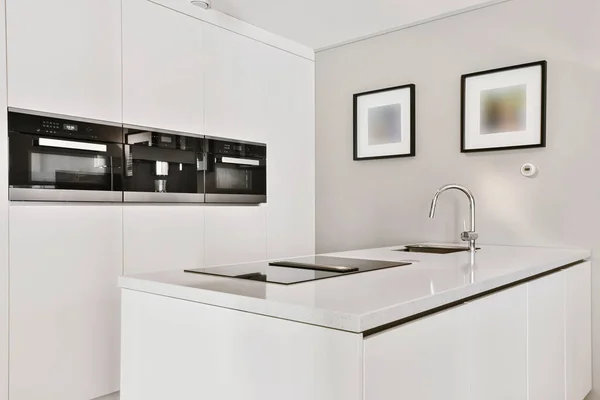 Kuchyňský pult s umyvadlem v moderním apartmánu — Stock fotografie