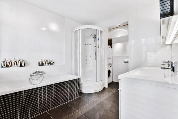 Modernt badrum inredning med badkar och duschkabin — Stockfoto