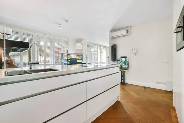 Кухонний лічильник з раковиною в сучасній квартирі — стокове фото