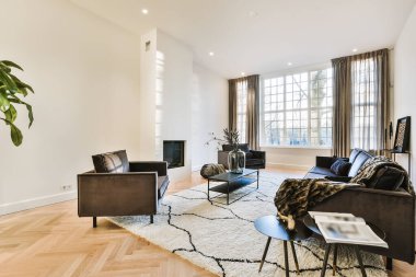 Karanlık mobilyaları olan modern, parlak oturma odası.