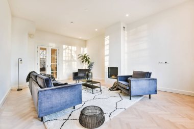 Karanlık mobilyaları olan modern, parlak oturma odası.