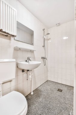 Mermer duvarlı banyo.