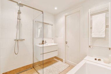 Mermer duvarlı banyo.