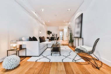 Geniş oturma odasının içi.