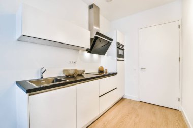 Beyaz ve siyah renkli modern mutfak.