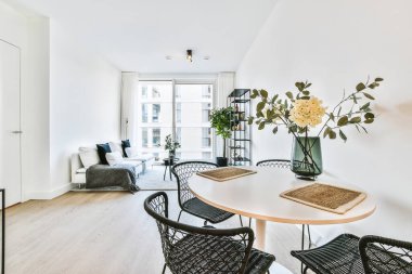 Şık oturma odası iç tasarımı beyaz ve gri tonlarda.