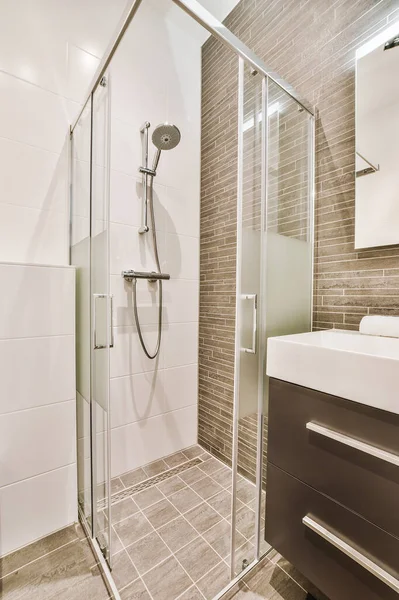 Baño con cabina de ducha y WC — Foto de Stock
