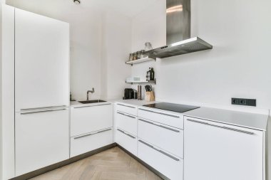 Modern dairede küçük bir mutfak.