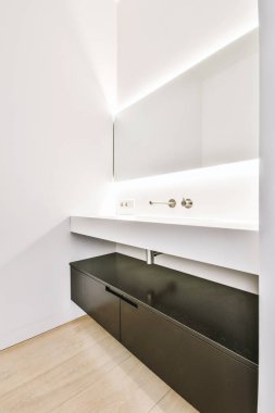 Modern banyo lavabosu ve dolabı