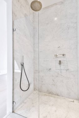 Mermer kaplı duş kabini