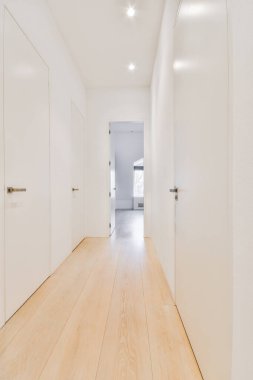 Beyaz duvarlı basit apartman koridoru