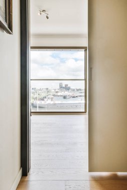 Modern apartmanın kapı ve penceresi