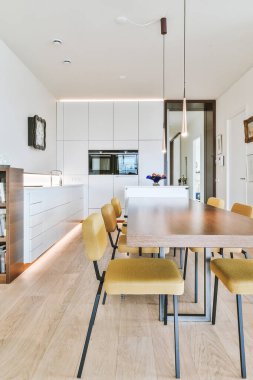 Yemek alanı ve mutfağı olan modern bir ev.