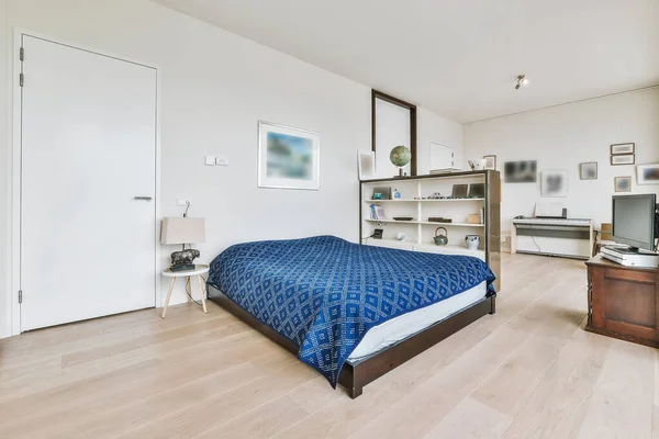 Élégant espace ouvert intérieur de la maison avec lit — Photo