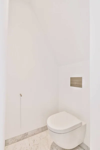 Домашний интерьер туалета с туалетом — стоковое фото