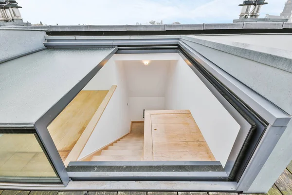 Лестница, ведущая к крыше жилого дома — стоковое фото