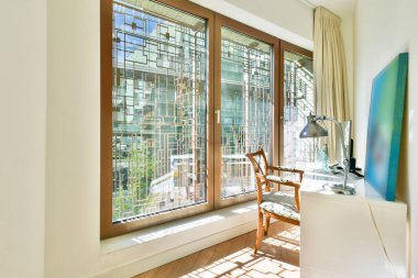 Yastıklı balkon ve masa.