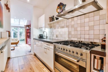 Gaz sobasıyla basit bir mutfak tasarımı.