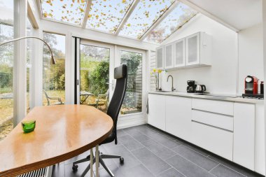 Tavanda pencereleri olan rahat bir mutfak.