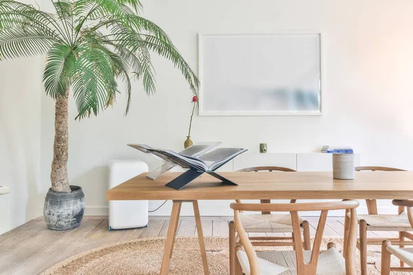 Bureau en bois avec livres dans le salon lumineux — Photo