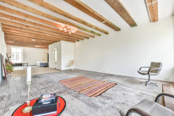 Luz espaciosa habitación vacía con suelo de madera — Foto de Stock