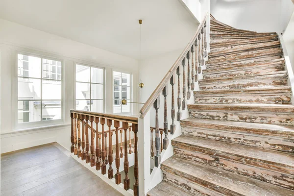 Escalier en bois avec rampe ornementale dans la maison — Photo