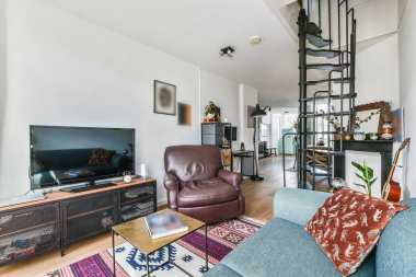 Oturma odasının içinde.