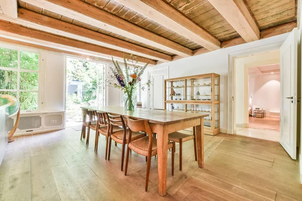Sala de jantar acolhedora com vigas de madeira no teto — Fotografia de Stock