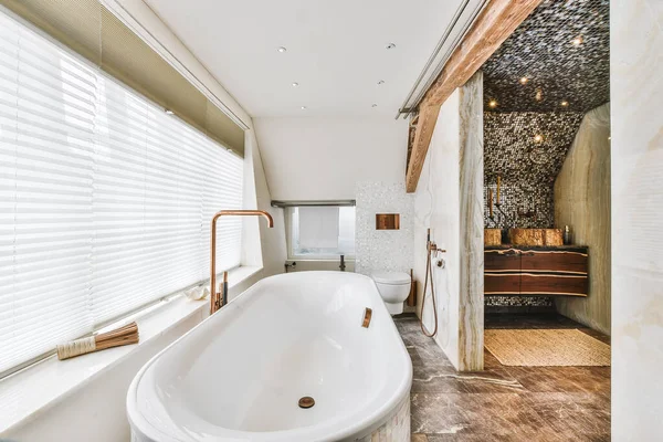 Heldere elegante badkamer — Stockfoto