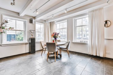 Güzel yemek odası.