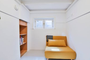 Duvardaki basit kanepe ve kitaplık