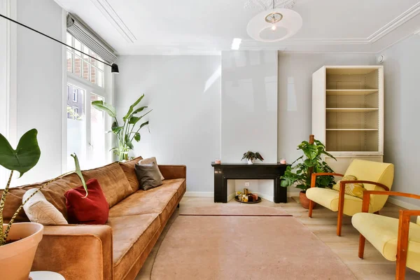 Gezellige moderne woonkamer met fauteuils — Stockfoto