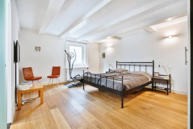 Egzersiz makinesi olan büyük bir yatak odası.