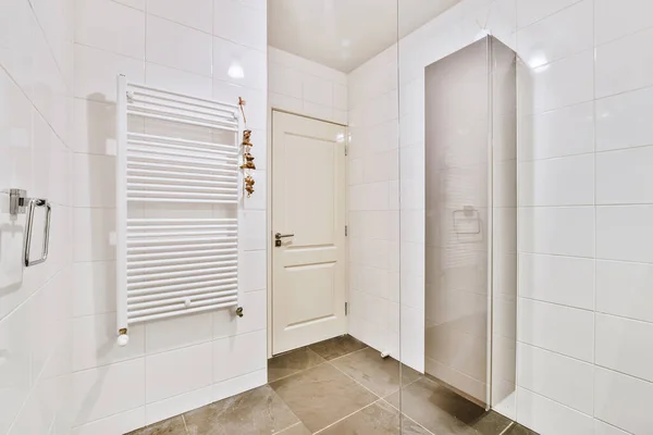 Przestronna łazienka z kabiną prysznicową — Zdjęcie stockowe