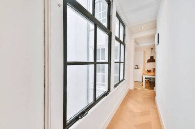Pencereleri sıralanmış apartman dairesi