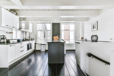 Geniş pencereli açık mutfak.